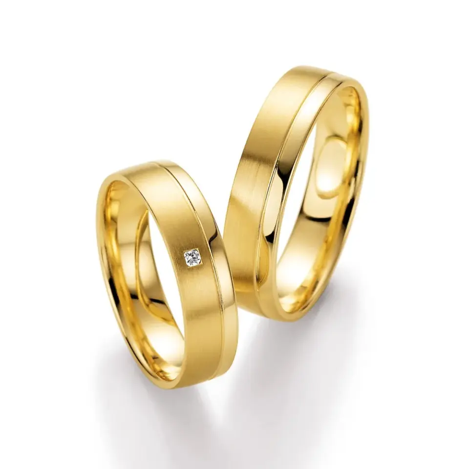 Alianzas de boda de oro amarillo con diamante