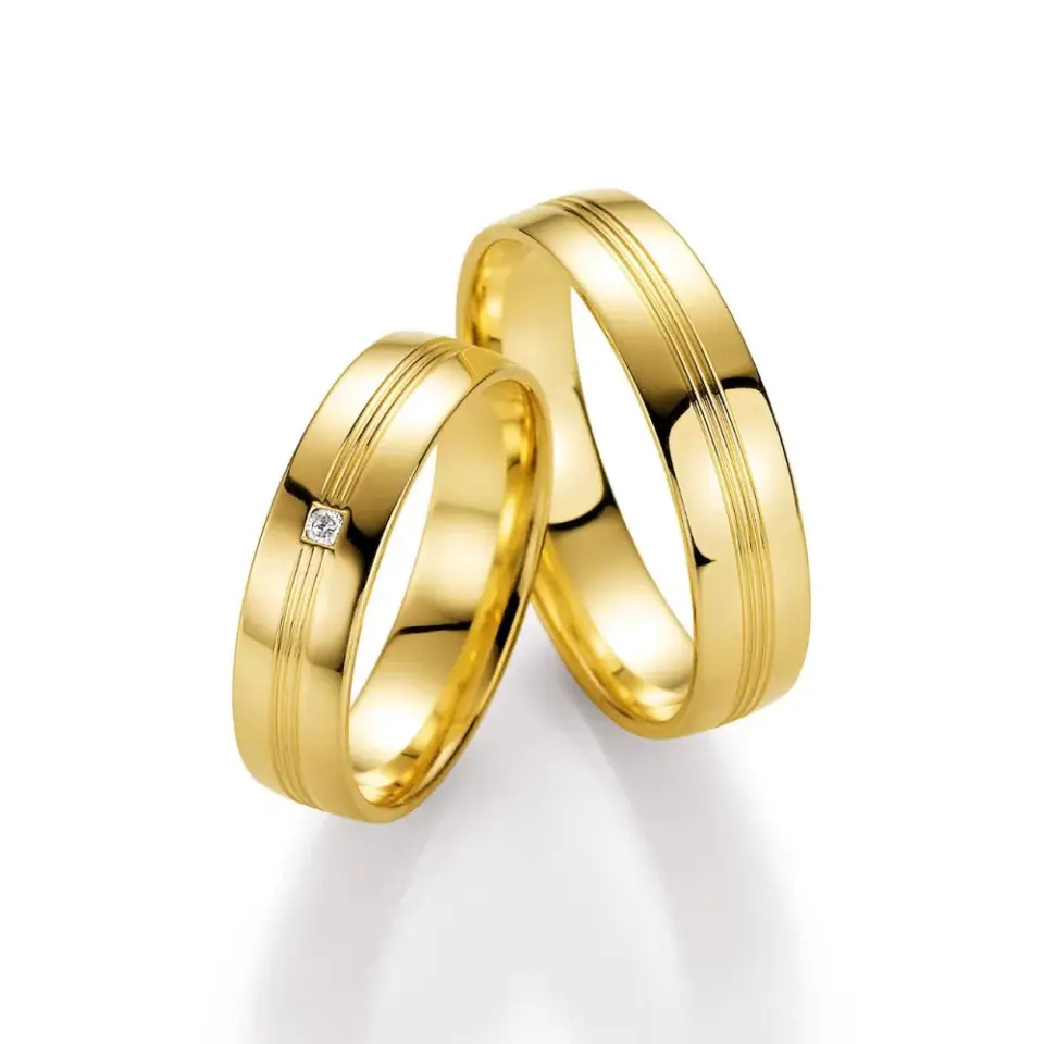 Alianzas de boda de oro amarillo con diamante