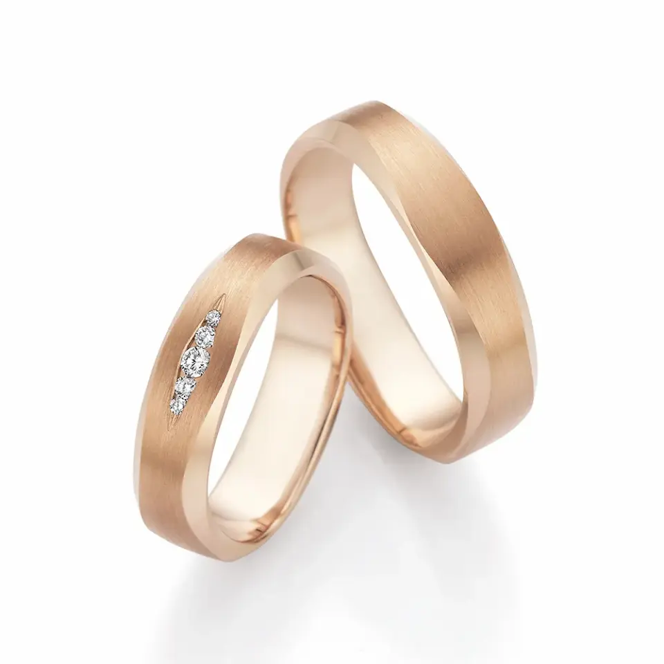 Alianzas de boda de oro champagne con diamantes