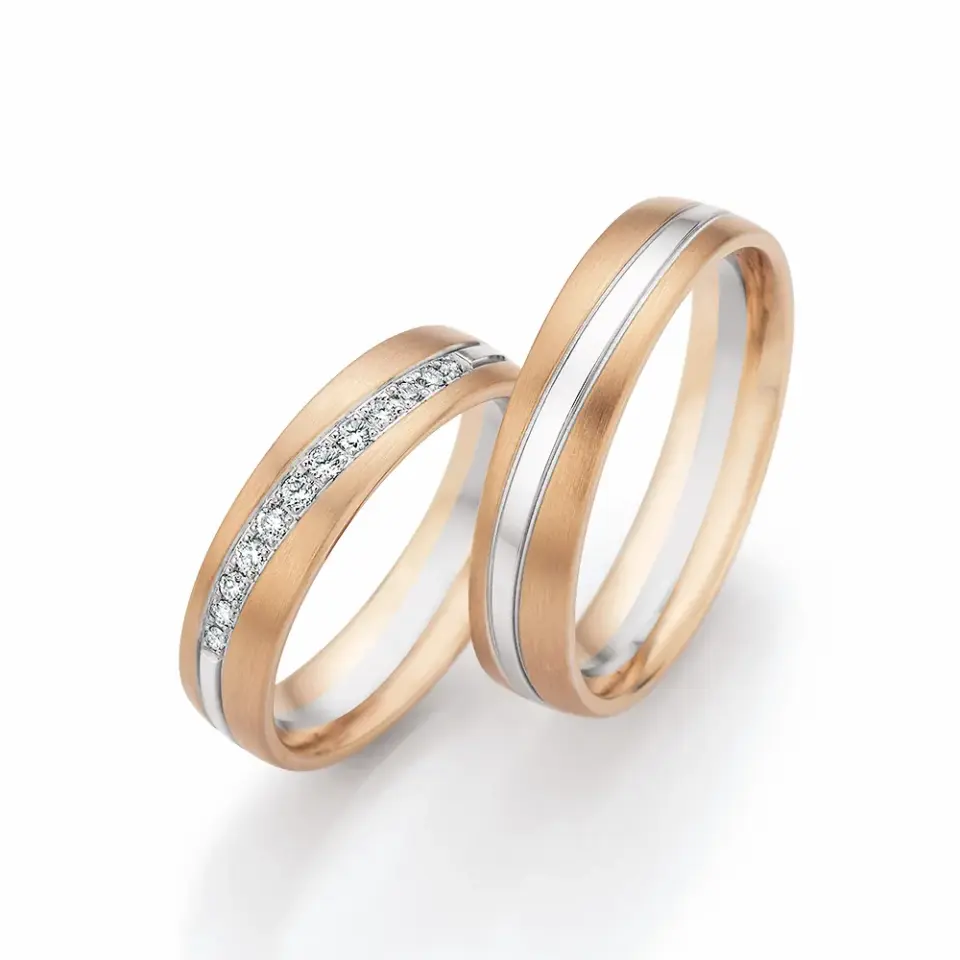 Alianzas de boda de oro champagne y oro blanco con diamantes