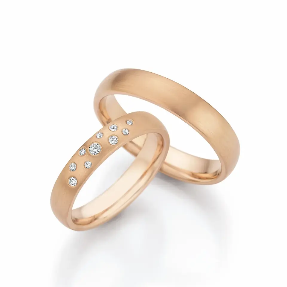 Alianzas de boda de oro champagne con diamantes