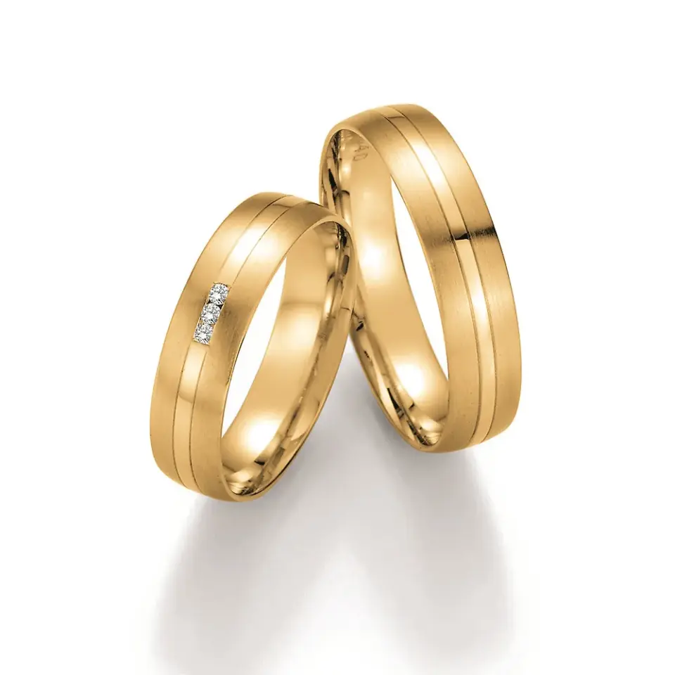 Alianzas de boda de oro amarillo con diamantes