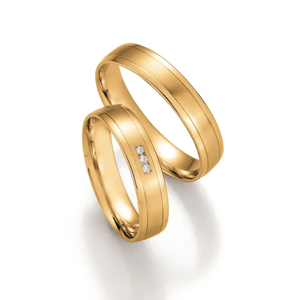 Alianzas de boda de oro amarillo con diamantes