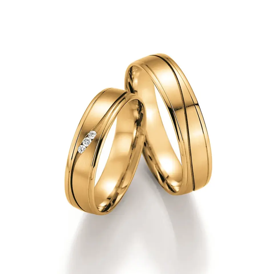 Alianzas de boda de oro amarillo con diamantes