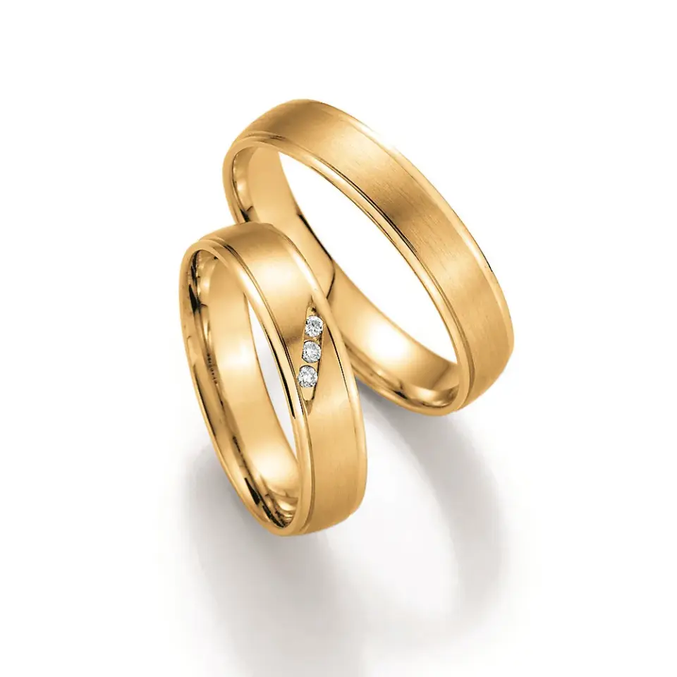 Alianzas de boda de oro amarillo con diamantes