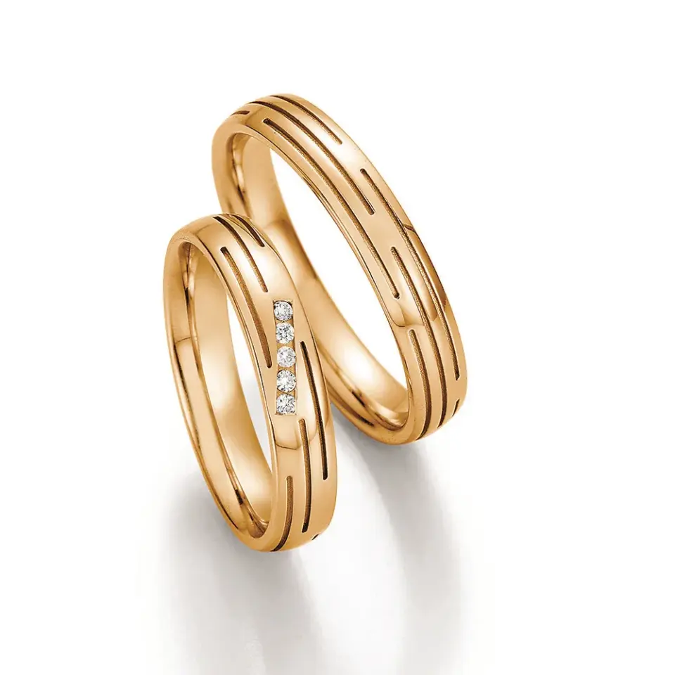 Alianzas de boda de oro amarillo con diamantes
