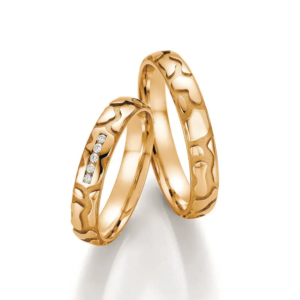 Alianzas de boda de oro amarillo con diamantes