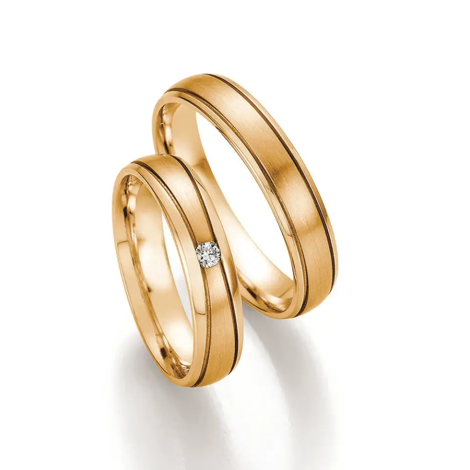 Alianzas de boda de oro amarillo con diamante