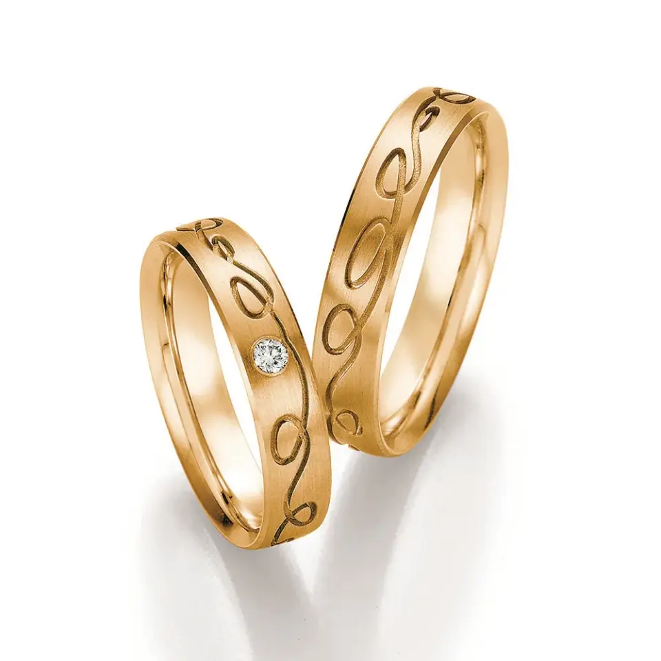 Alianzas de boda de oro amarillo con diamante