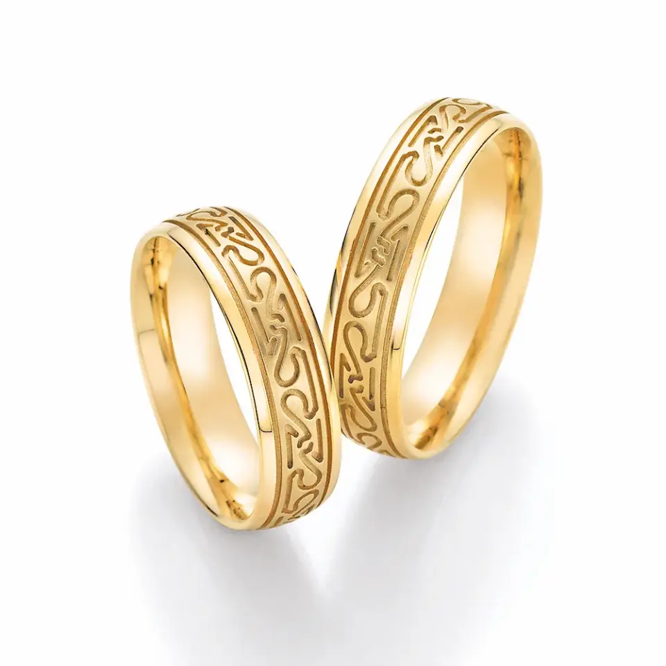 Alianzas de boda de oro amarillo
