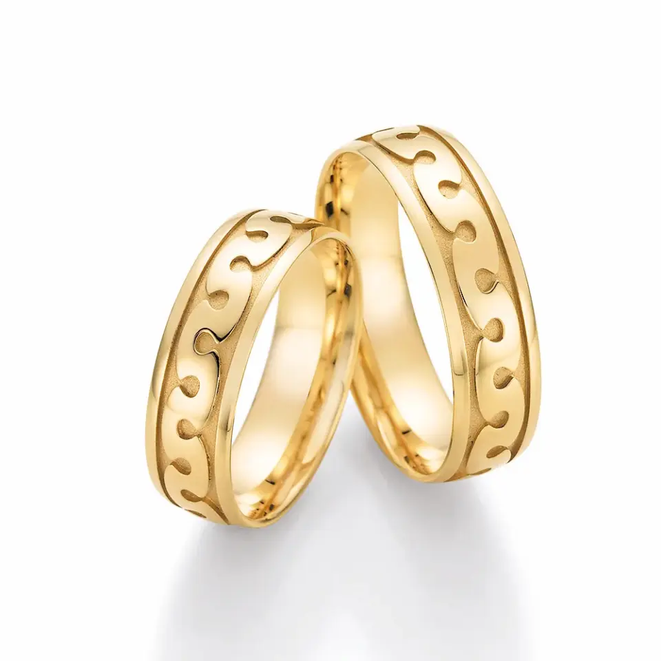 Alianzas de boda de oro amarillo
