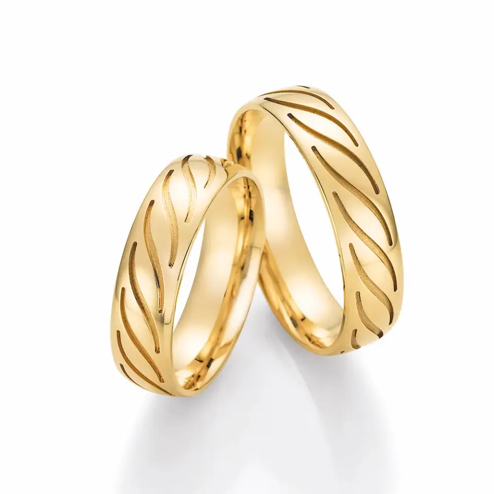 Alianzas de boda de oro amarillo