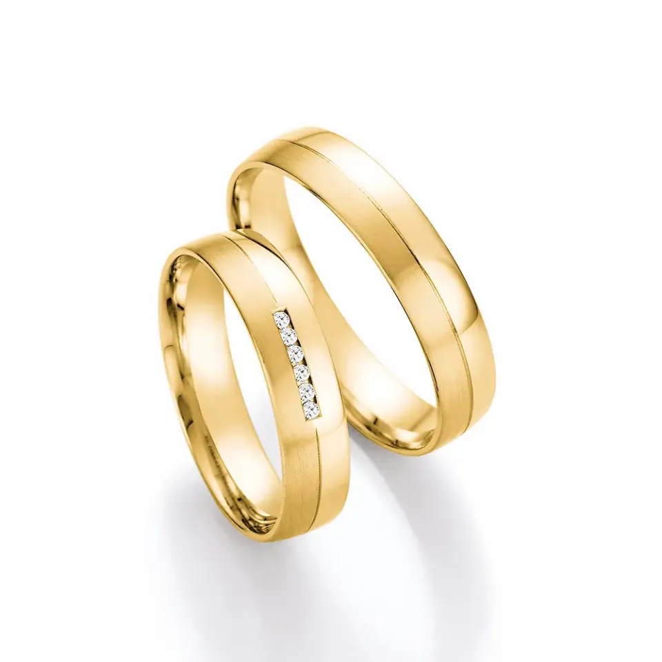 Alianzas de boda de oro amarillo con diamantes