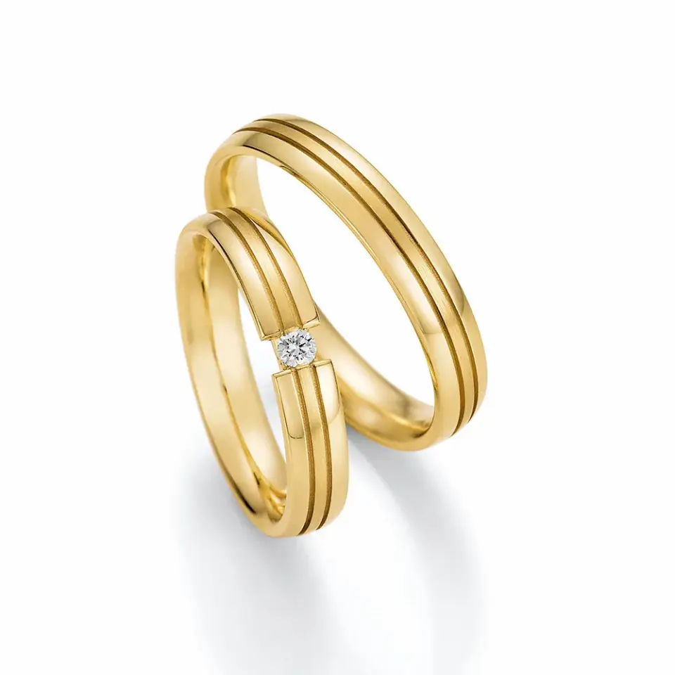 Alianzas de boda de oro amarillo con diamante