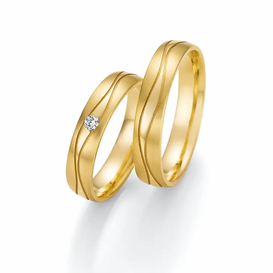 Alianzas de boda de oro amarillo con diamante