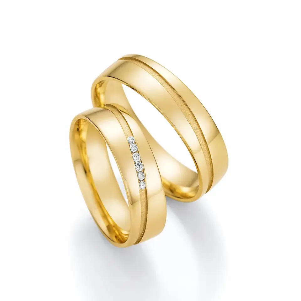 Alianzas de boda de oro amarillo con diamantes