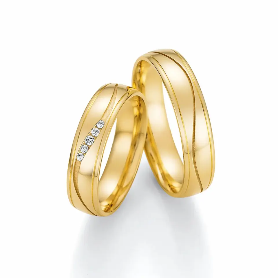 Alianzas de boda de oro amarillo con diamantes
