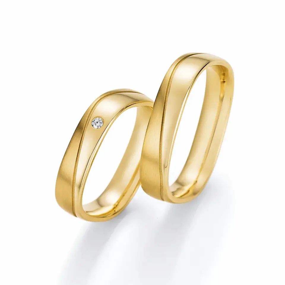 Alianzas de boda de oro amarillo con diamante