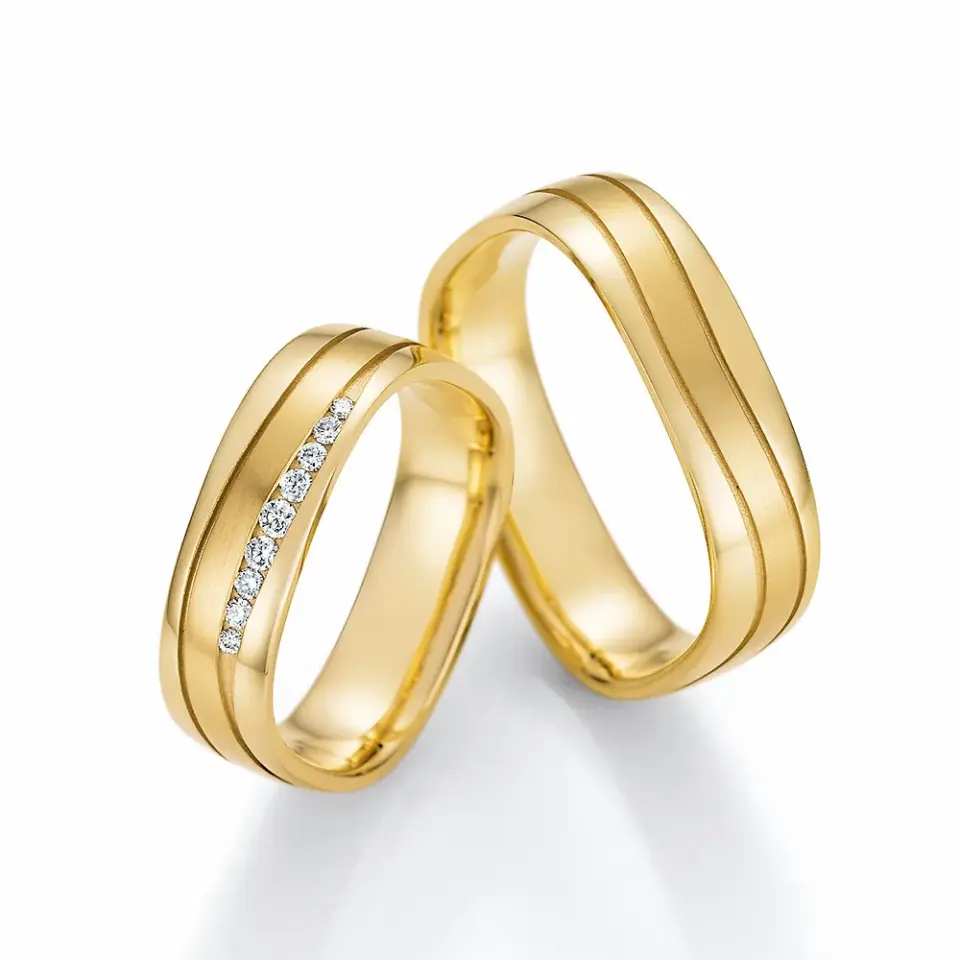 Alianzas de boda de oro amarillo con diamantes