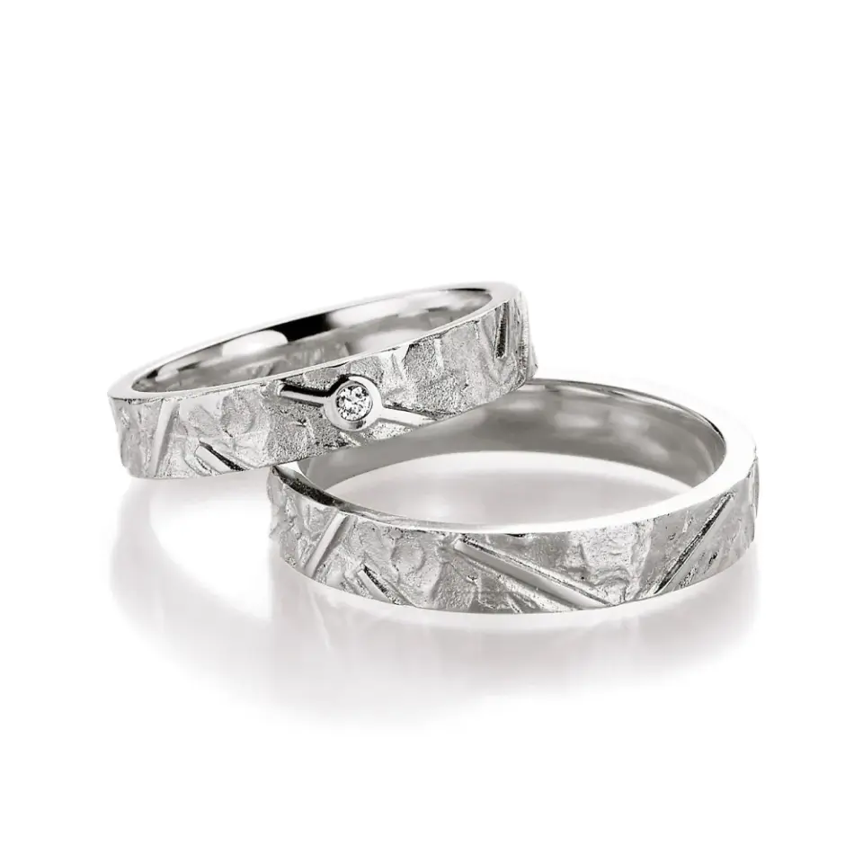 Alianzas de boda de plata con diamante
