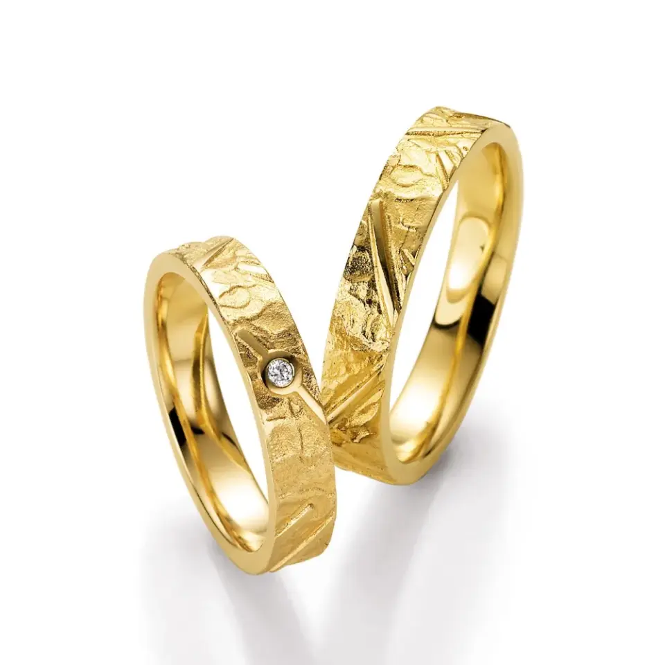 Alianzas de boda de oro amarillo con diamante