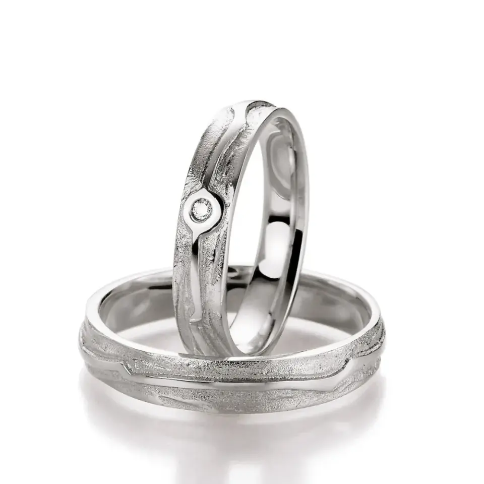 Alianzas de boda de plata con diamante