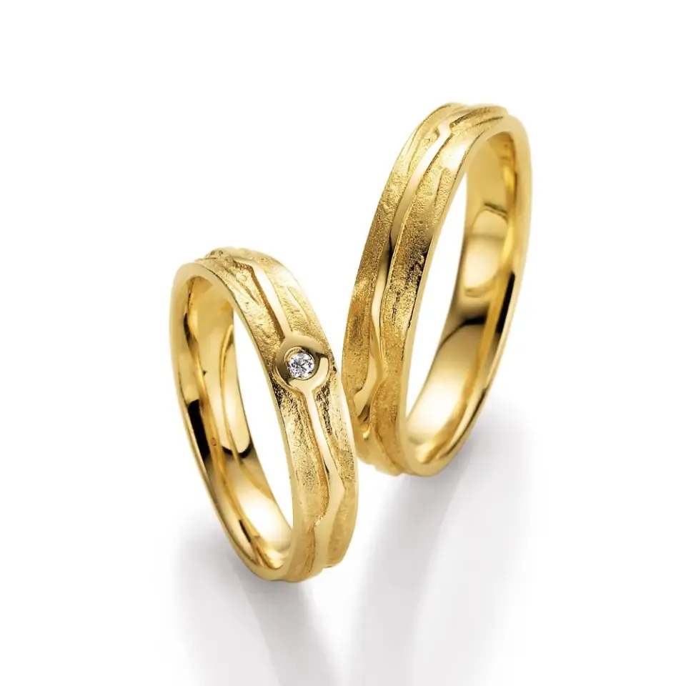 Alianzas de boda de oro amarillo con diamante