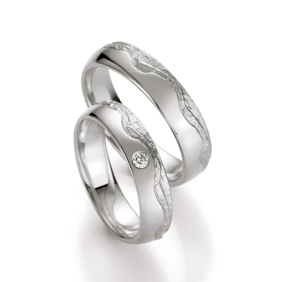 Alianzas de boda de oro blanco con diamante