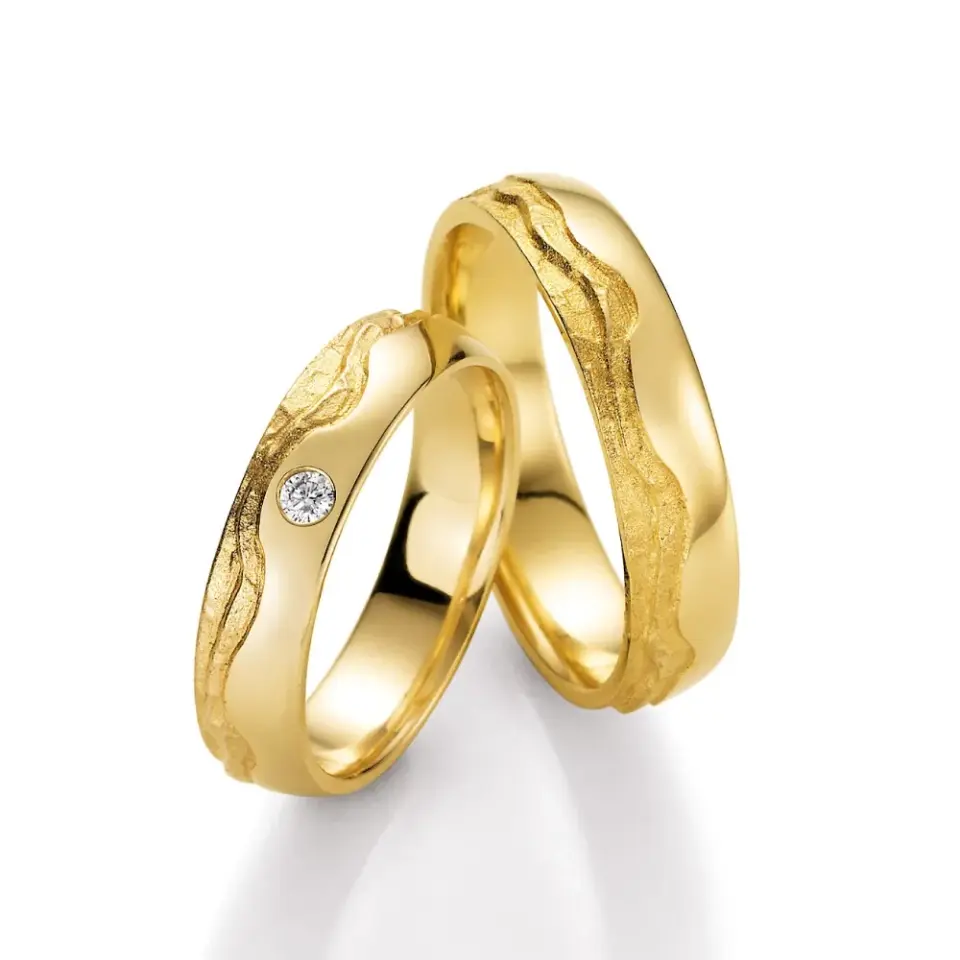 Alianzas de boda de oro amarillo con diamante