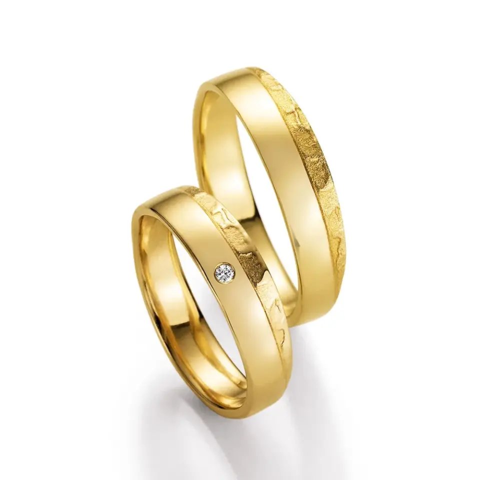 Alianzas de boda de oro amarillo con diamante
