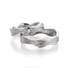 Alianzas de boda de plata con diamante
