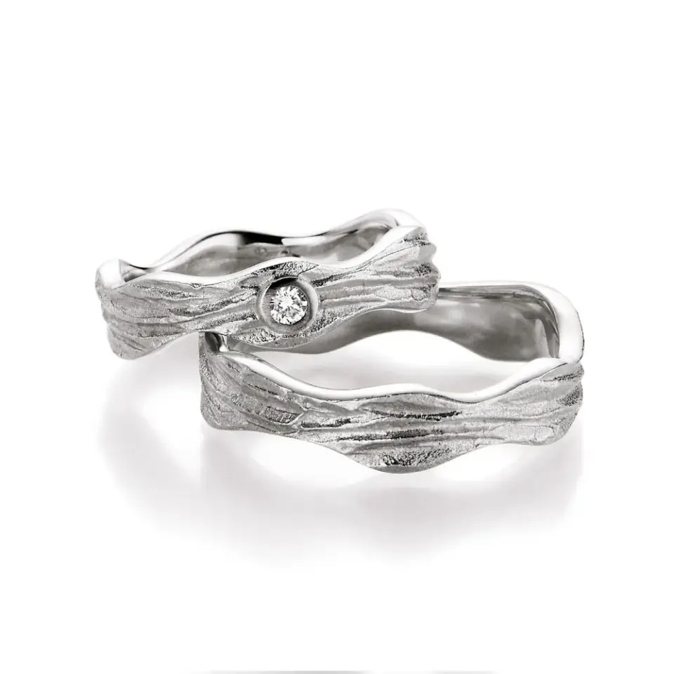 Alianzas de boda de plata con diamante