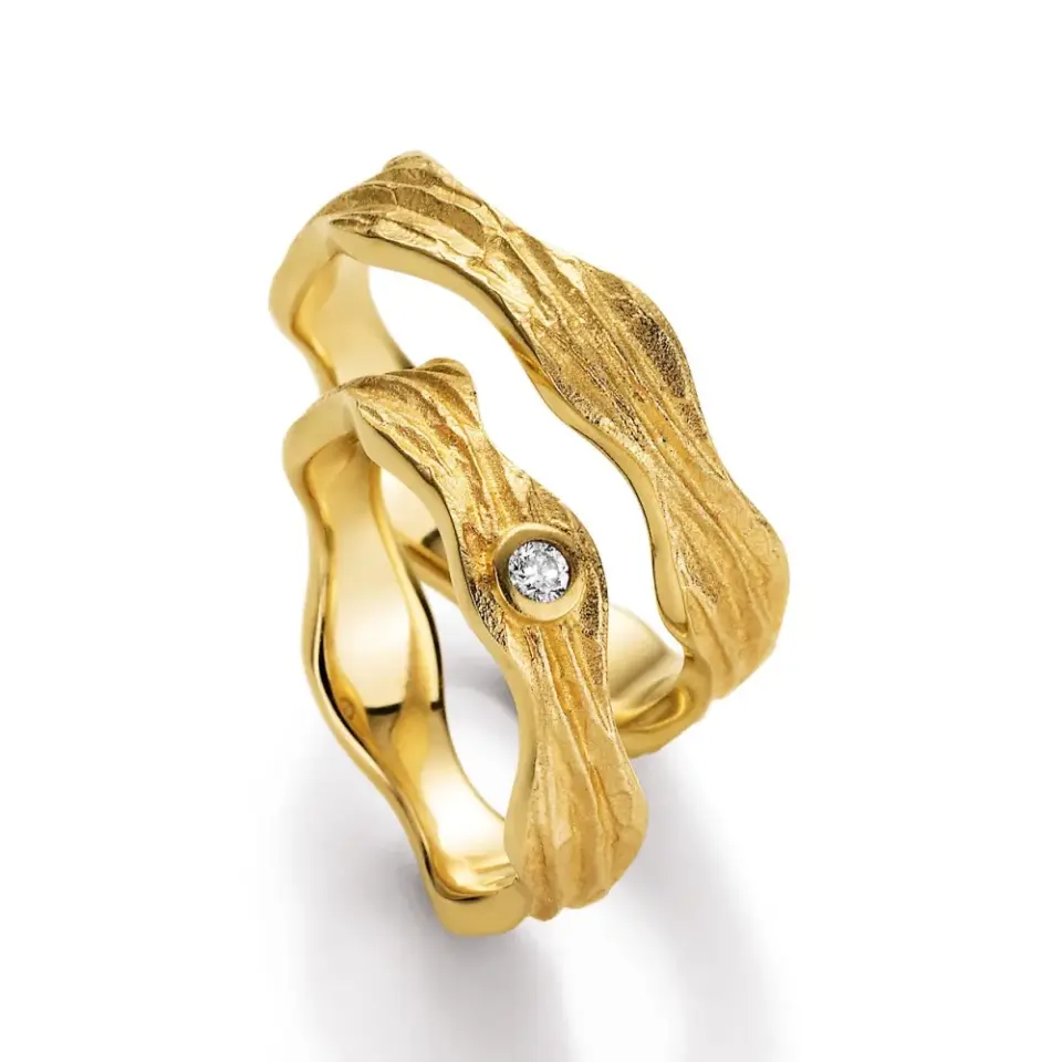 Alianzas de boda de oro amarillo con diamante