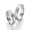 Alianzas de boda de plata con diamante
