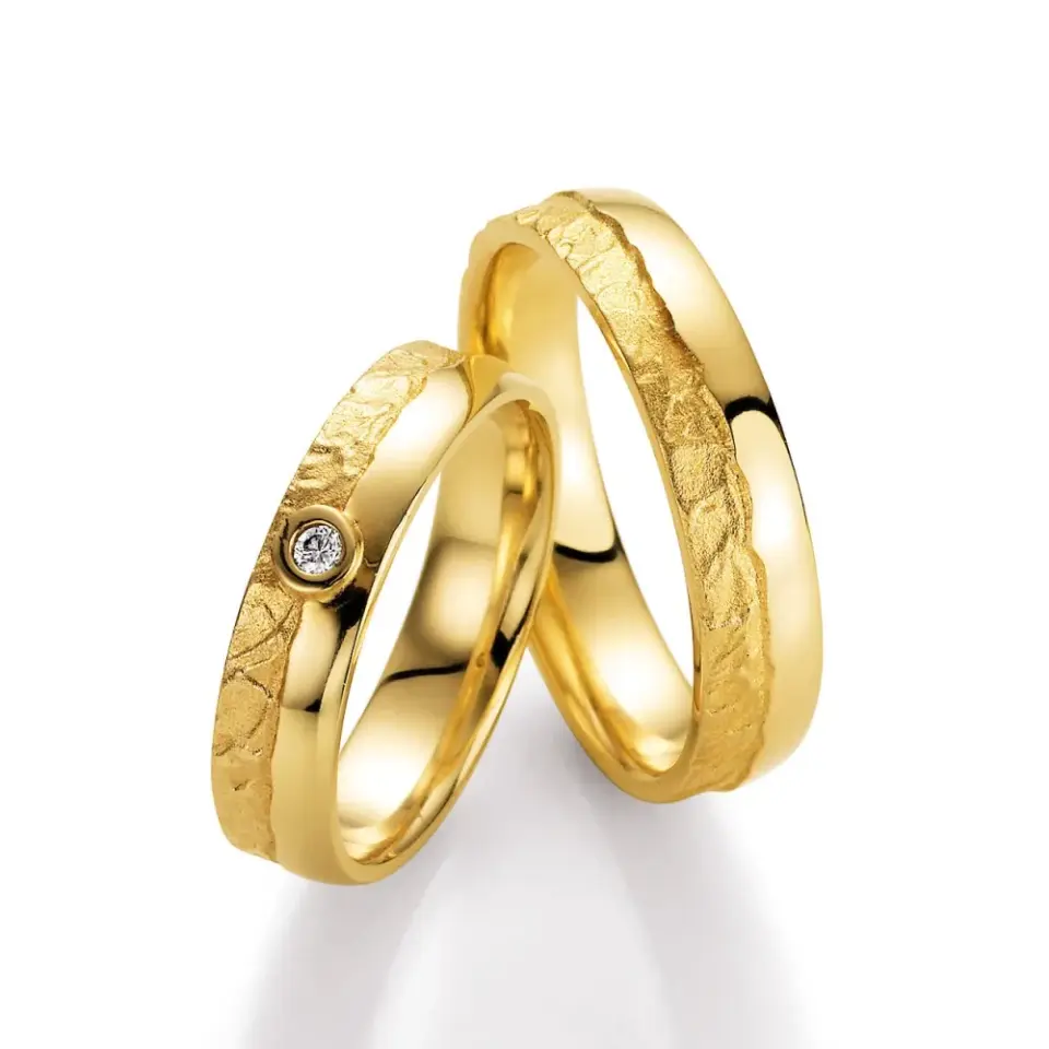 Alianzas de boda de oro amarillo con diamante