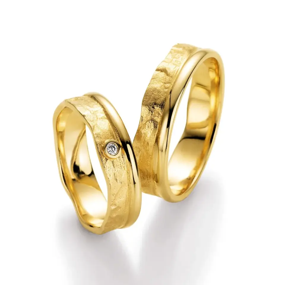 Alianzas de boda de oro amarillo con diamante