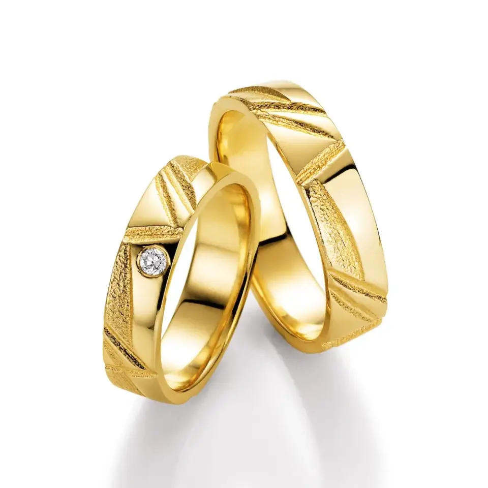 Alianzas de boda de oro amarillo con diamante