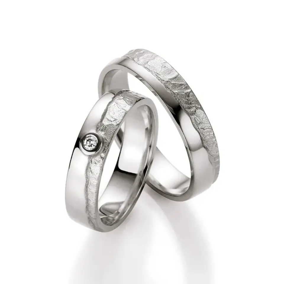 Alianzas de boda de plata con diamante