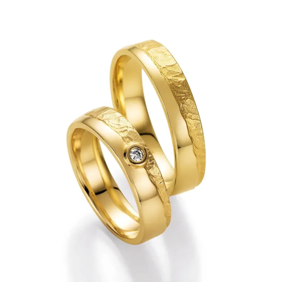 Alianzas de boda de oro amarillo con diamante