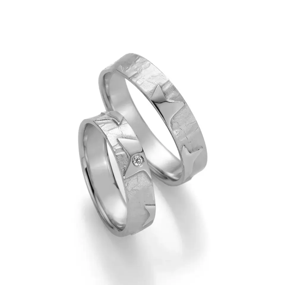 Alianzas de boda de plata con diamante
