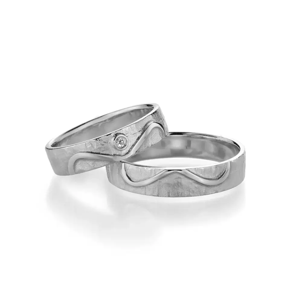 Alianzas de boda de plata con diamante