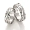 Alianzas de boda de plata con diamante