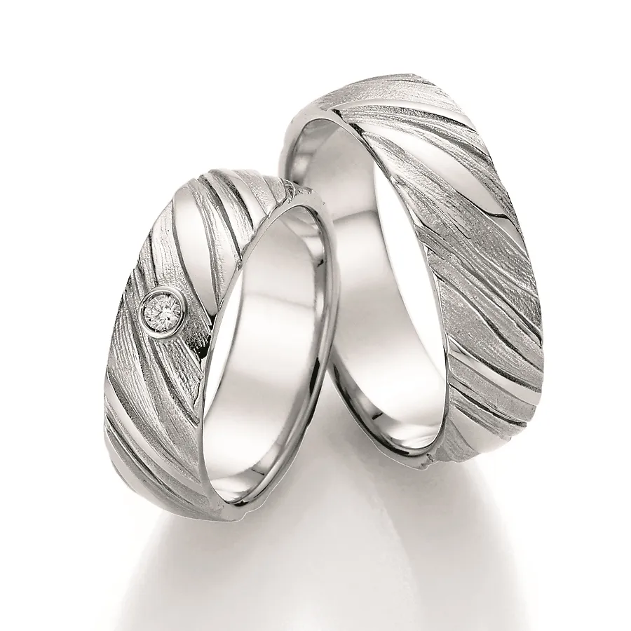 Alianzas de boda de plata con diamante