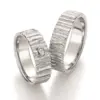 Alianzas de boda de plata con diamante