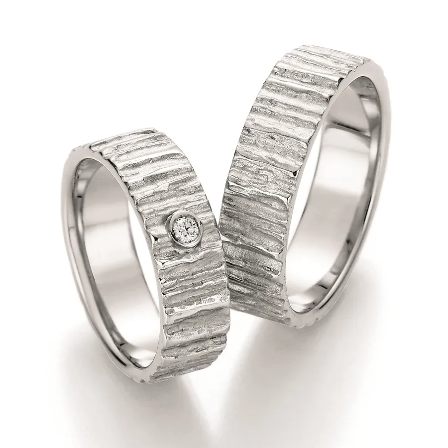 Alianzas de boda de plata con diamante