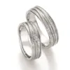 Alianzas de boda de plata con diamante