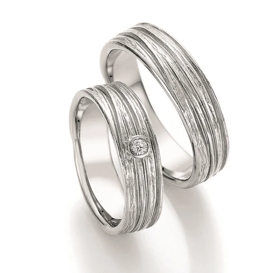 Alianzas de boda de plata con diamante