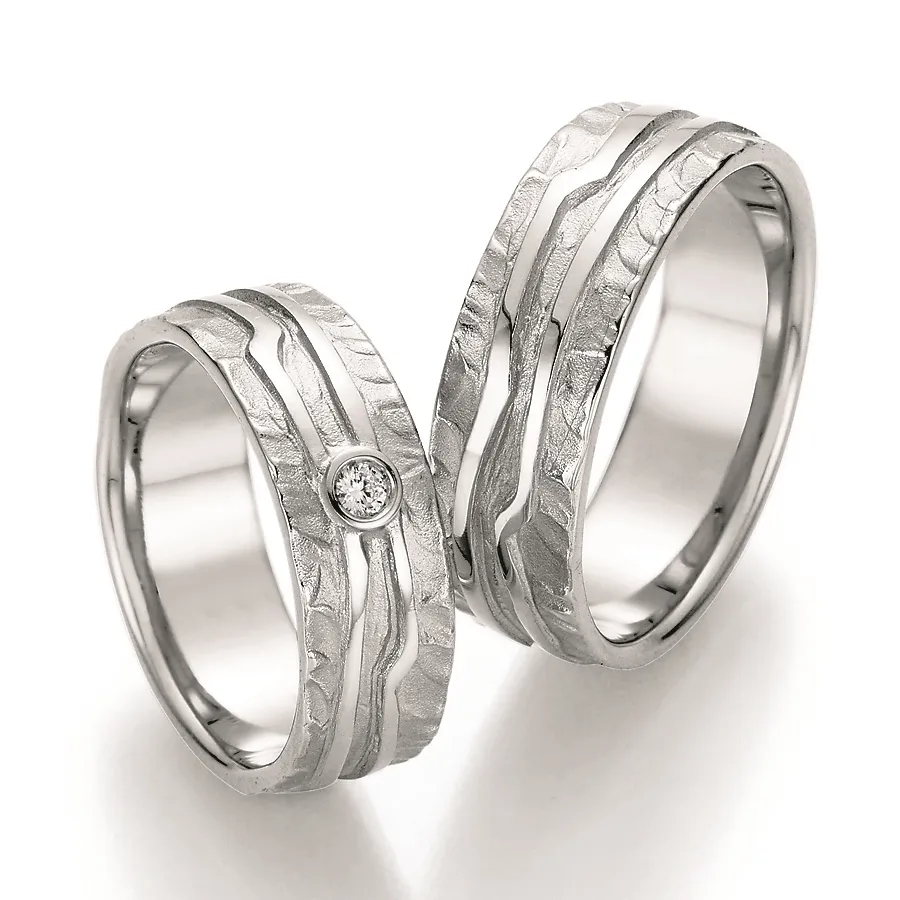 Alianzas de boda de plata con diamante