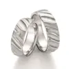 Alianzas de boda de plata con diamante