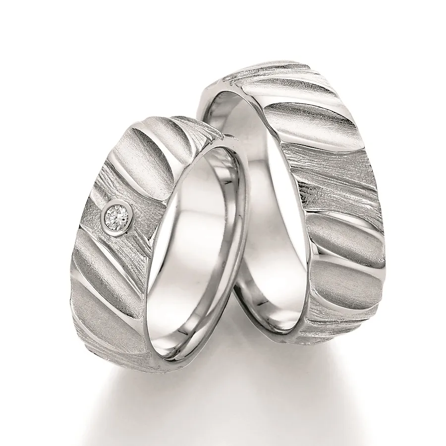 Alianzas de boda de plata con diamante